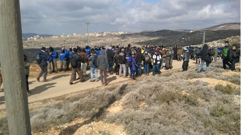 שוטרים ואזרחים בעמונה