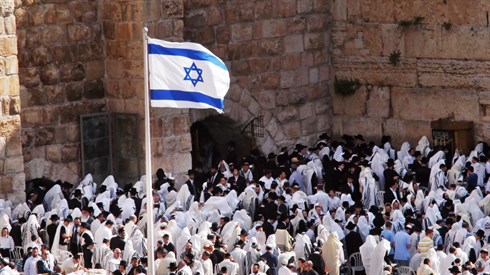 לפיכך אנו חייבים להודות ולהלל