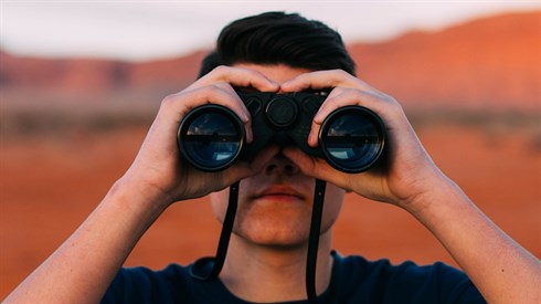 binoculars-1209011_1920.jpg