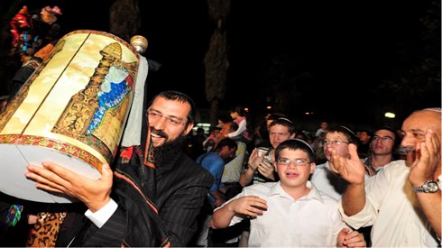 ריקודים עם ספר תורה בחוץ