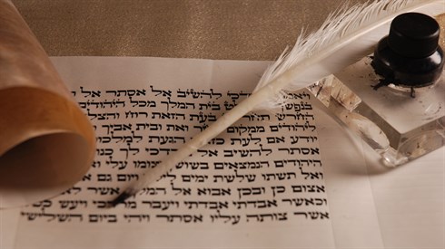 scroll-1410168_1920.jpg