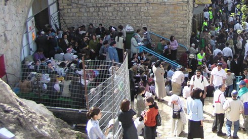 GraveOfRabbiSimeonBarYochaiOnLagBOmer.jpg