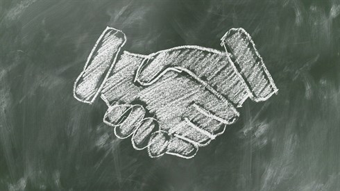 shaking-hands-2499612_1920.jpg