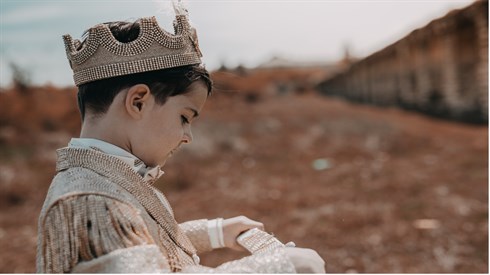 boy-wearing-a-prince-costume-2214590.jpg