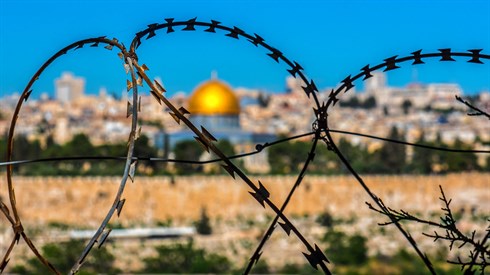 barbed-wire-1876148_1920.jpg