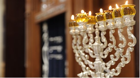 עודד ברעם נר שמיני של חנוכה בישיבה (1).JPG