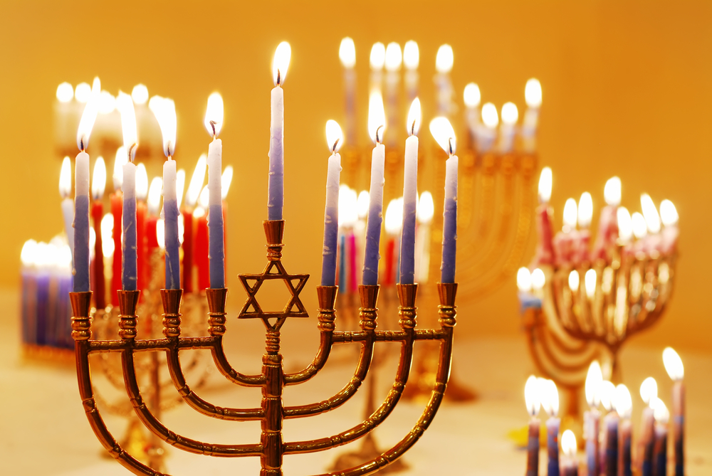 הרבה חנוכיות