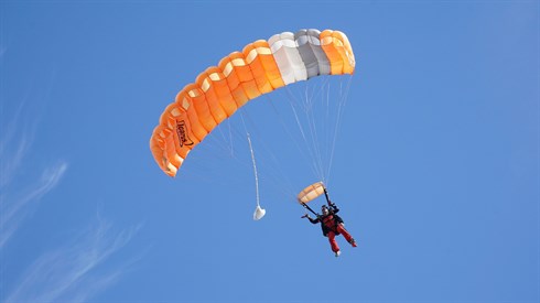 skydive-g3ecd8a25e_1920.jpg