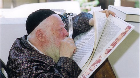 800px-הרב_לומד.jpg