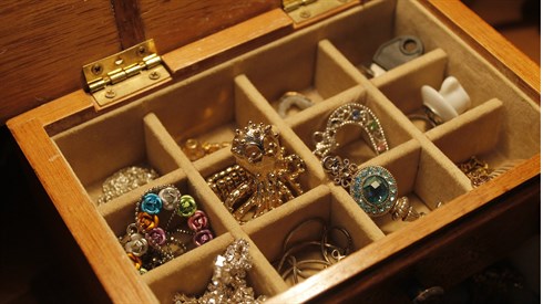 jewels-1090711_1920.jpg
