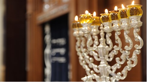 עודד ברעם נר שמיני של חנוכה בישיבה (1).JPG