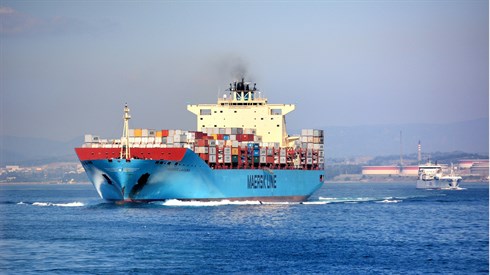container-carrier-1088459_1920.jpg