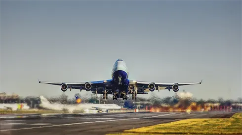 airplane-2745898_1920.jpg