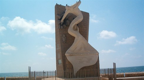 Acre_prison_monument.JPG