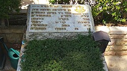מצבה_עמנואל_מורנו.jpg