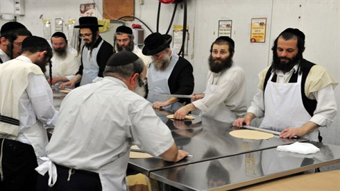 מדריך הלכתי לאפיית מצות יד