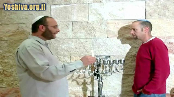 האיש והאגדה לחנוכה - הנר הקטן