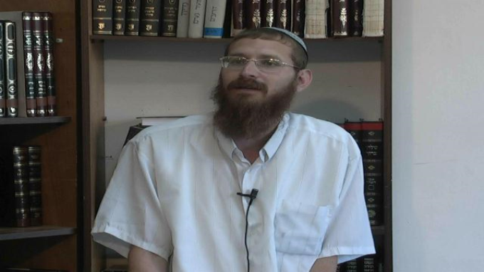 להתכסות בשמיכה של חבר בלילה קר