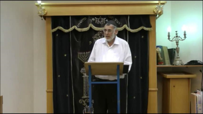 לשבת ולעבור מול המתפלל