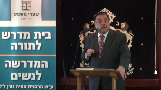 האם יש לשתות ארבע או חמש כוסות בליל הסדר? הלכה והשקפה