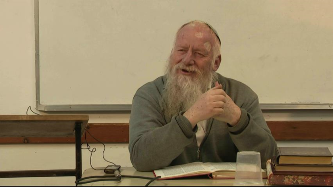 הסבר שני ל- על שלושה דברים העולם עומד