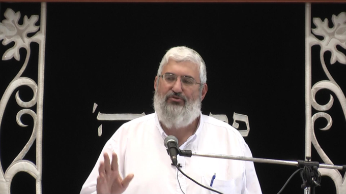 בין גאולת מצרים לגאולה העתידה
