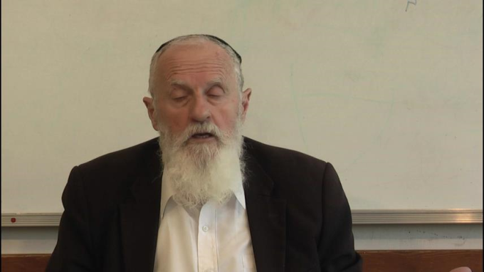 אישה בודקת ומזכה