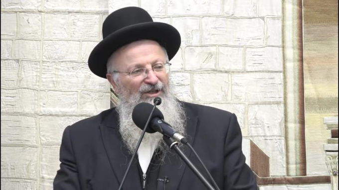 פָּסְקוּ גְשָׁמִים... מַתְרִיעִין עֲלֵיהֶם, מִפְּנֵי שֶׁהִיא מַכַּת בַּצֹּרֶת 