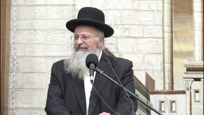 וּבְחֻקֹּתֵיהֶם לֹא תֵלֵכוּ