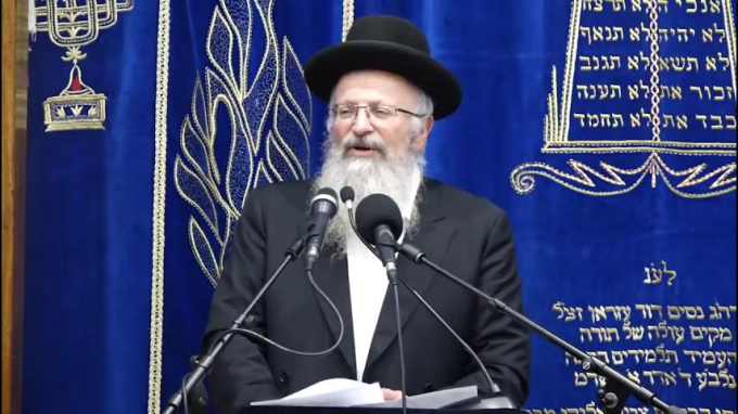 וָאֱהִי לָהֶם לְמִקְדָּשׁ מְעַט - אלו בתי כנסיות ובתי מדרשיות