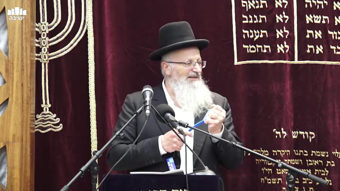 ספוג, אין מקנחין בו אא"כ יש בו בית אחיזה, גזירה שמא יסחוט