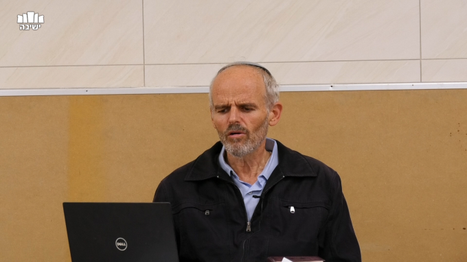 מדוע אישה פטורה מלמול את בנה?
