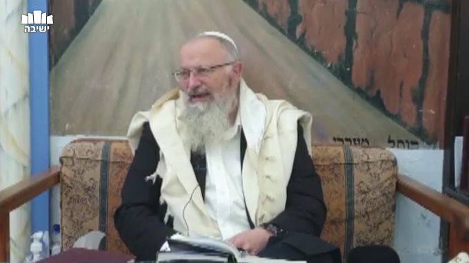 האם צריך להדליק חנוכייה במנייני חצירות?