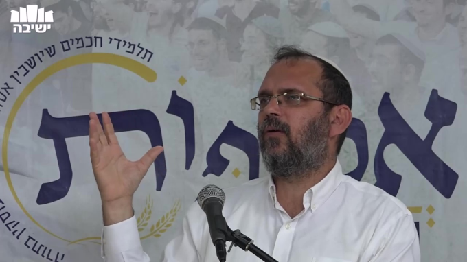 "מתהלך בקרב מחניך"