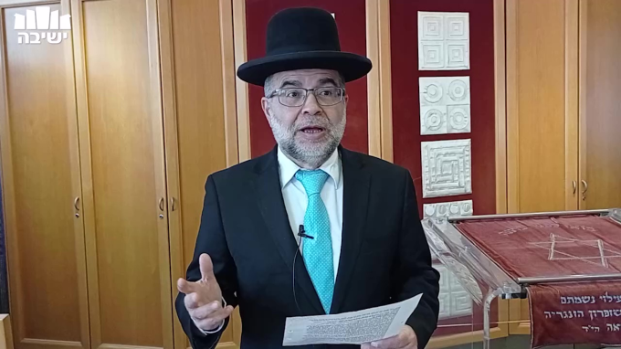קריאת מגילה במקרופון