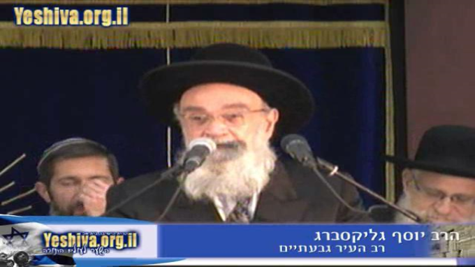 בין כתפיו שכן