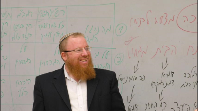 נר חנוכה מהדרין מן המהדרין בפתח הבית מבחוץ