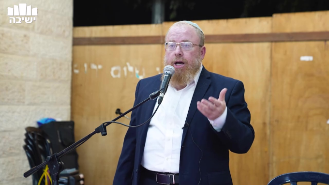 "ראויים כל ישראל לישב בסוכה אחת" והקשר להלכות ברכה על הסוכה