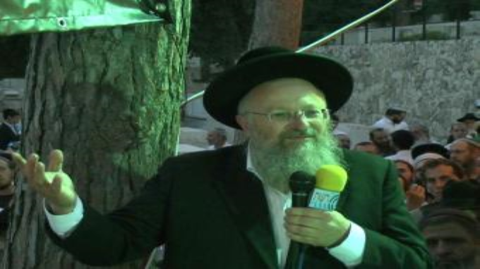 עצרת אזכרה ותפילה מרכזית על קברו של הרב מרדכי אליהו זצ"ל
