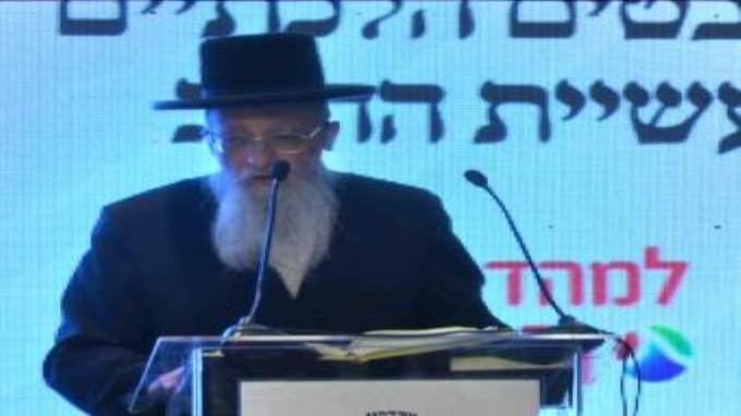 האם המחמירים בשרויה צריכים להימנע ממריחת חמאה או גבינה על מצה