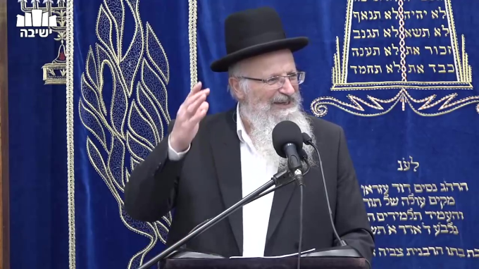 וְרוֹאִין גְּבוּל אֶרֶץ יִשְׂרָאֵל וַאֲוִירָהּ וּשְׂמֵחִים וְאוֹמְרִים הוֹדָיָה