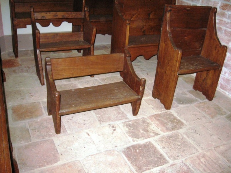 קובץ:Sedia per Bambini da sinagoga di Carmagnola.jpg