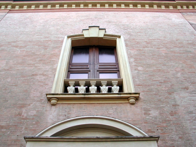 קובץ:Finestra sinagoga reggio1.jpg