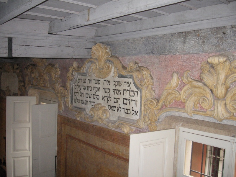 קובץ:See the roof.jpg