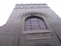 מגדל בית הכנסת והכיתוב "פתחו לי שערי צדק, אבא בם אודה יה"