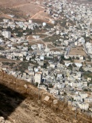 צפונה - העיר שכם, ממול הר עיבל. במבט חד אפשר לראות את מקום קבר יוסף
