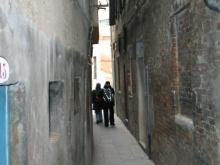 רוחב של הסימטא בגאטו של ונציה - מראה אל הרחוב : צילם - אריה אדליס