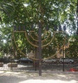 חנוכיה בחצר בית הכנסת : מקור - ויקישיתוף צילם:David Shay
