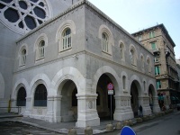 החלק הבולט מבית הכנסת הוא בית הכנסת לימות החול ומשרדי הקהילה - 2007